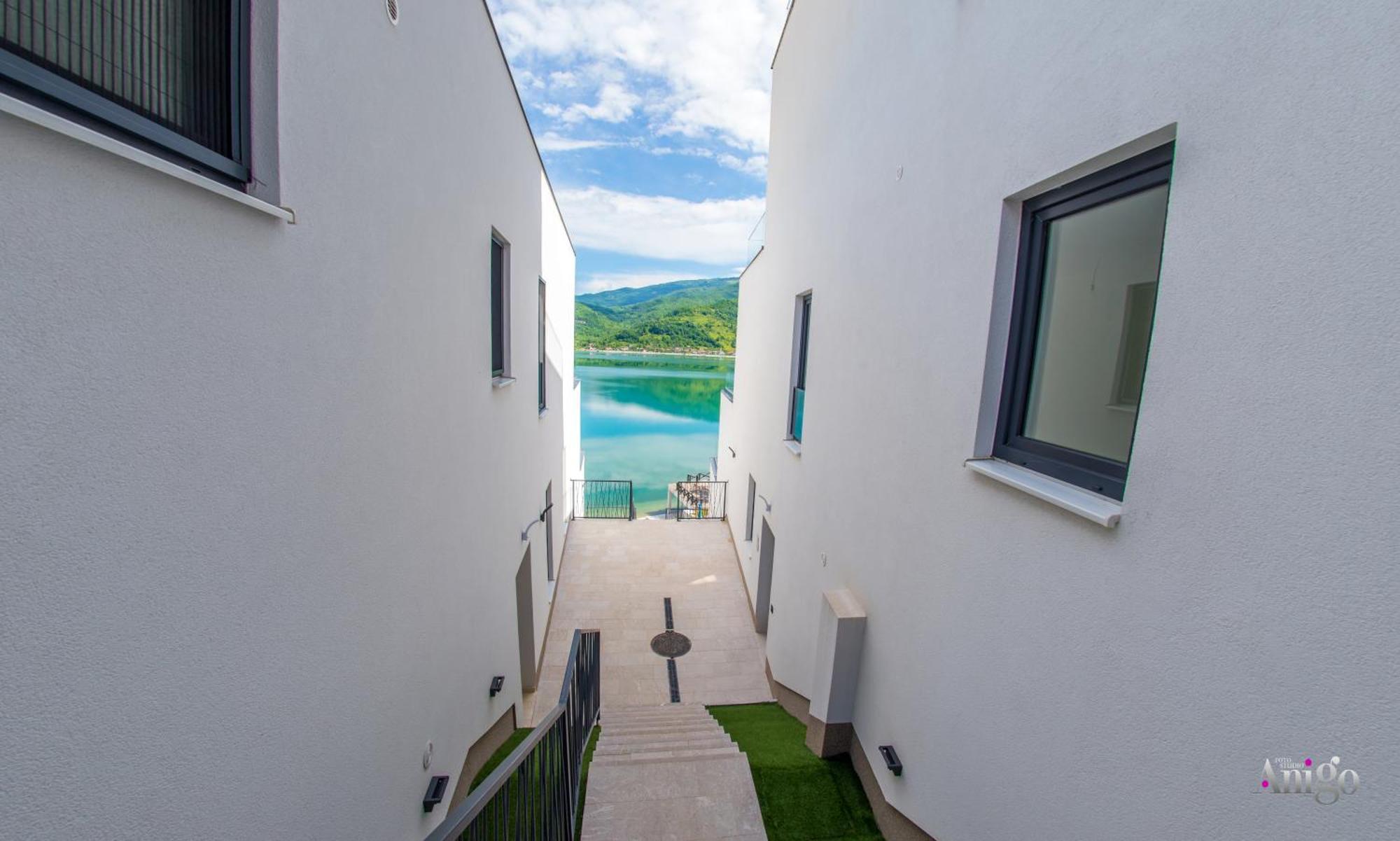 Royal Terrace Apartments Конич Екстериор снимка